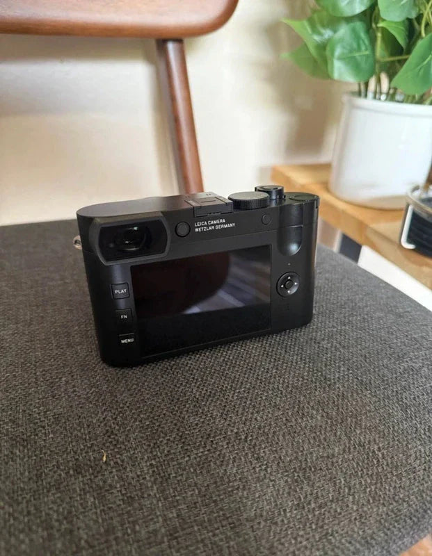 Leica Q2 47MP Full Frame Camera – Summilux 28mm f/1.7 – Excellent Condition